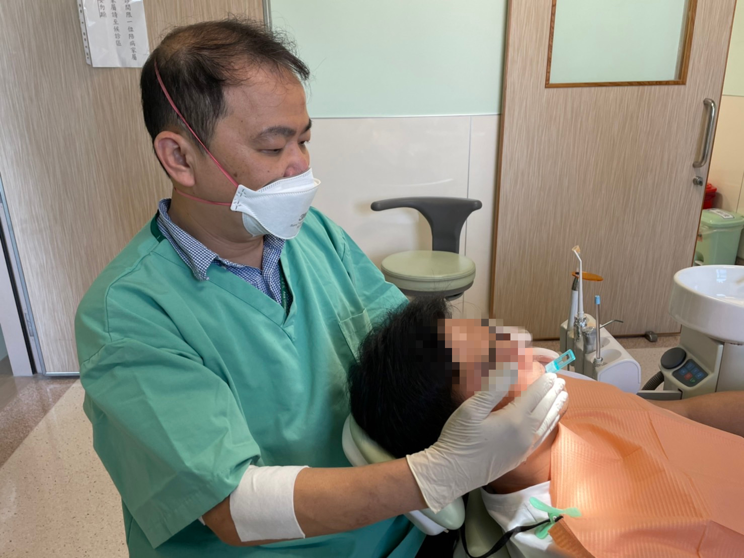 配戴止鼾矯正牙套必須要定期回診檢查咬合狀況，並且依照睡眠檢查報告，調整口內裝置