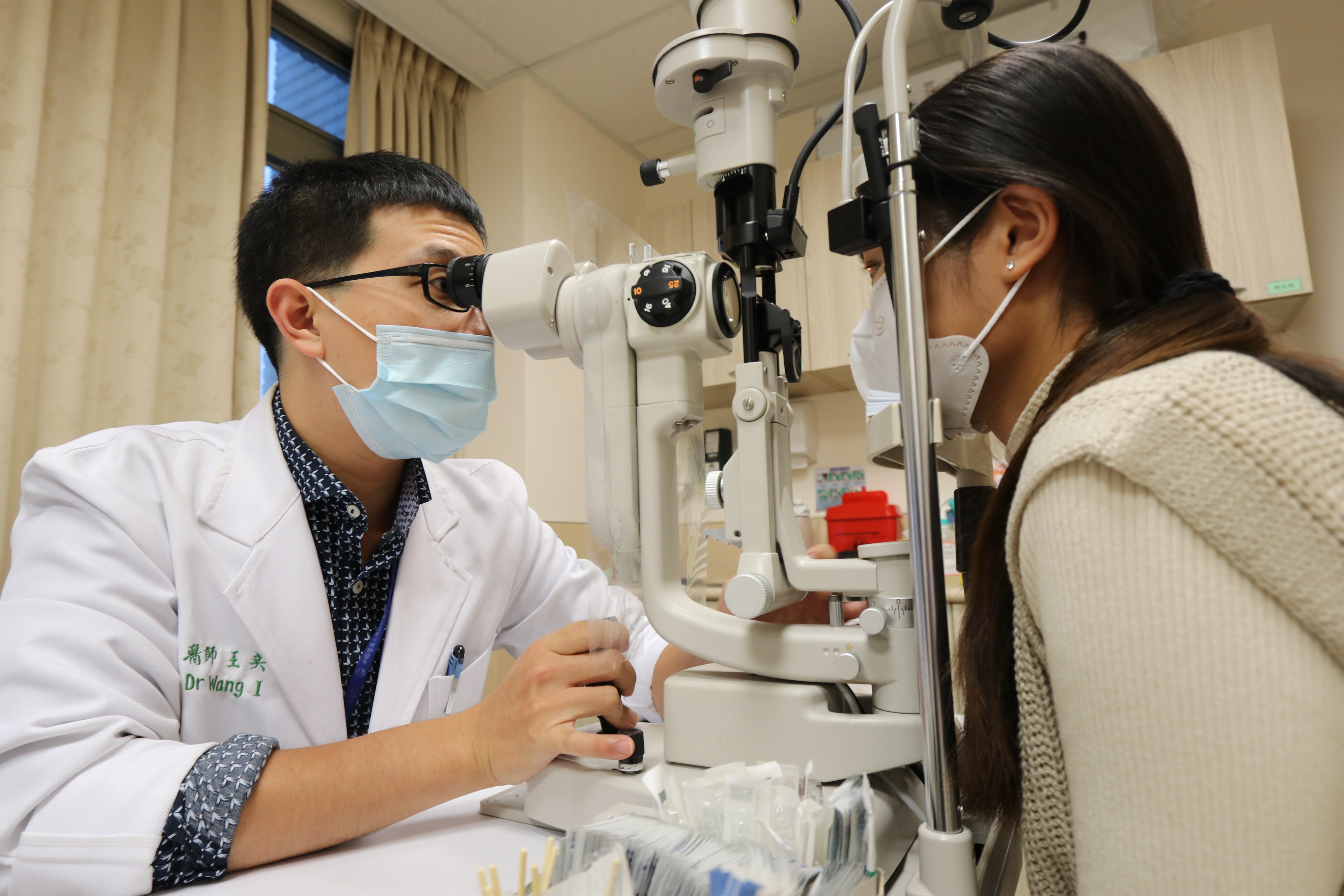 愛美女大生抱怨「看不到自拍美照」 原來是這疾病引發眼壓飆高
