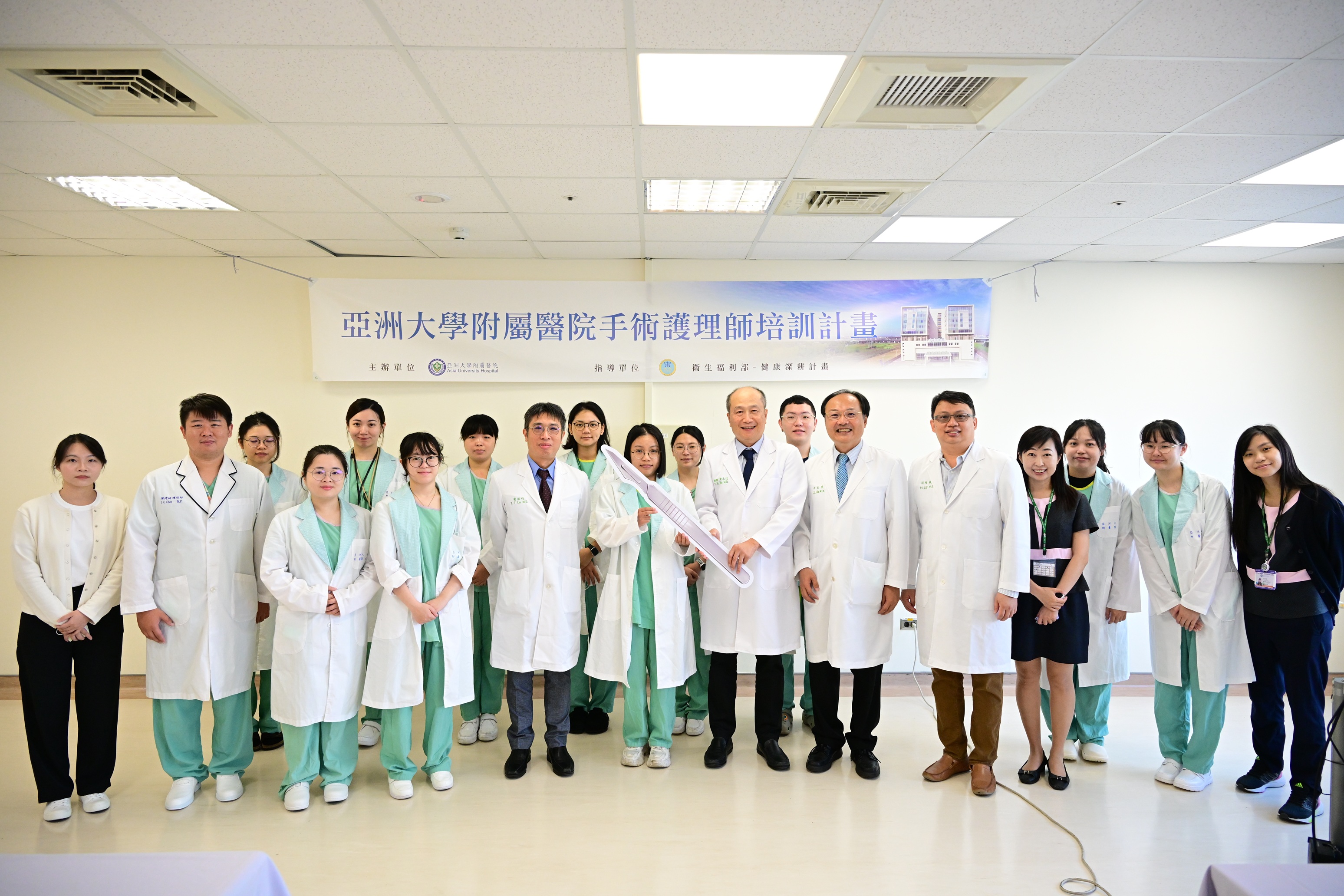 醫師神隊友!全國首家醫院開辦手術護理師培訓班 院長：不能沒有你