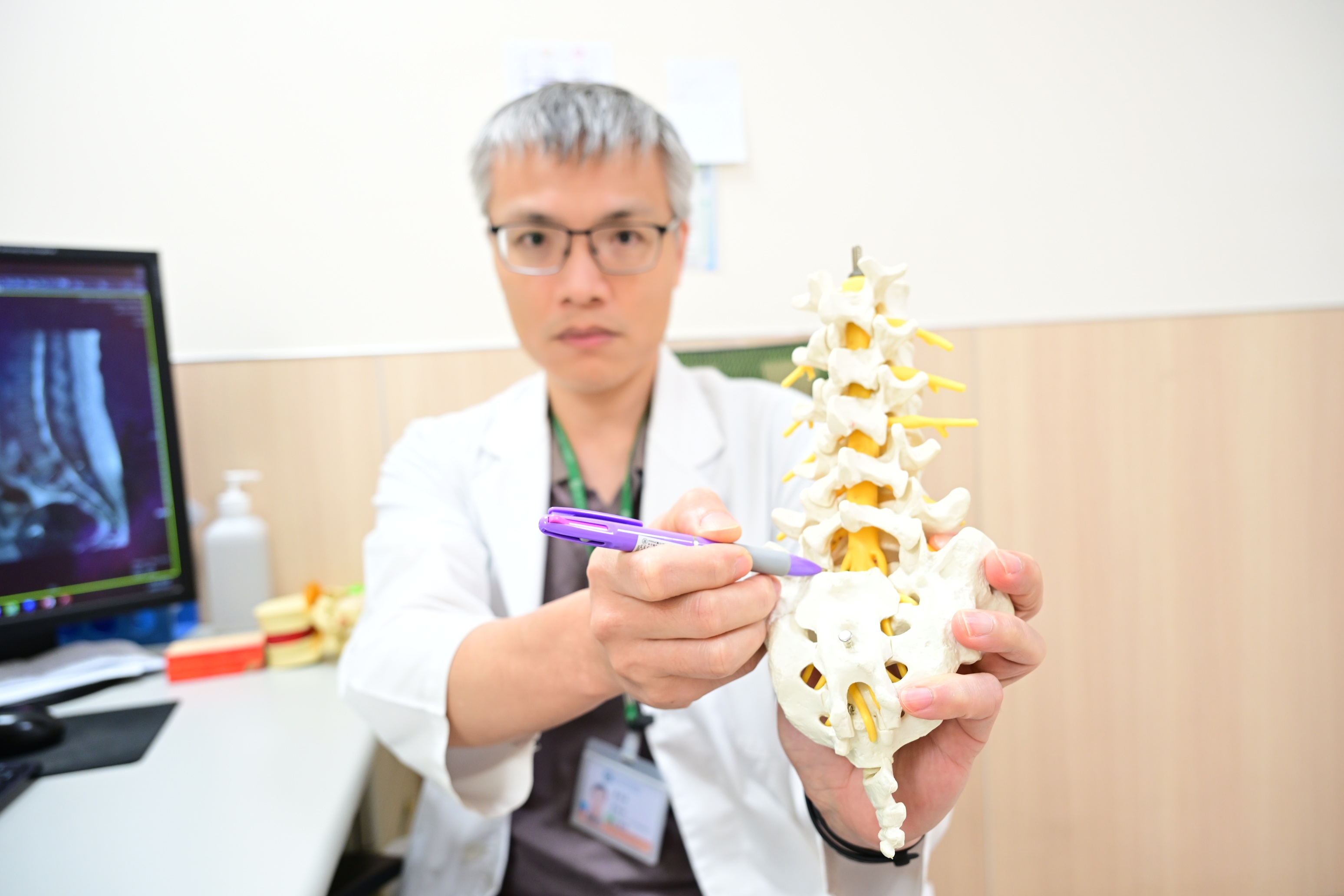 腰痛腳麻以為工作累竟是脊椎結核併膿瘍 內視鏡手術助重返職場