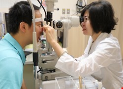 黑眼球不見！揉眼睛　結膜腫成「荔枝眼」（眼科）