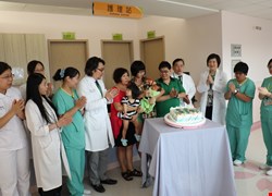 亞大醫院首位新生兒慶滿月　適逢颱風天出生　醫護誇獎「遇水則發」