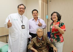 阿嬤心裡苦 但阿嬤不說！ 98歲阿嬤骨折忍痛三週　家屬苦勸開刀　術後三天歡喜出院