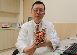 手術+標靶治療力抗大腸直腸癌第四期 老翁乙狀結腸癌四期不放棄