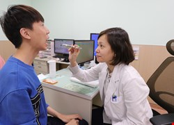 口乾「青草茶當水喝」越喝越渴 醫：對症下藥才是良方(中醫科)