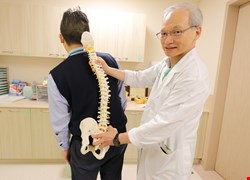 翁患脊椎側彎 走路「像彎道超車」  導航微創手術助擺脫彎腰人生
