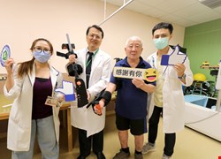 中風翁無力照顧流浪狗 外骨骼機器人復健效果佳 盼:找回每隻狗兒