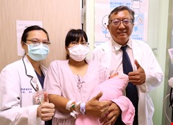 寶寶不等了!少婦車上急產抱嬰直衝醫院 醫療團隊緊急動員「接」生