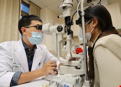 愛美女大生抱怨「看不到自拍美照」 原來是這疾病引發眼壓飆高
