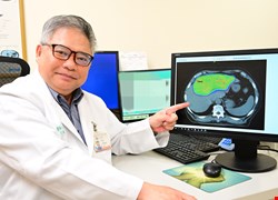 肝腫瘤如排球大！癌細胞轉移頸椎壓迫害癱瘓 三合一療法成功續命