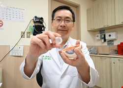 揪出視力小偷！小切口超音波乳化術+人工水晶體 助婦重拾讀經樂