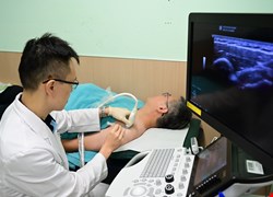 髮型師飽受五十肩苦「動一下就痛」肩關節囊鬆解注射助找回笑容