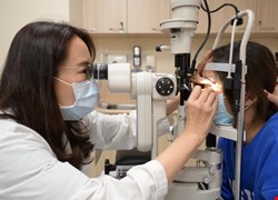 夏日戲水通體舒暢 當心水中雜質、紫外線反傷眼 保護措施不可少