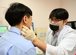 考生熬夜拼考試 青春痘悄悄爬上臉醫籲調整作息、藥物雙管齊下