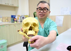  建築工臉部墜地面目全非 整外醫師「隱形重建」 助拾回帥氣臉龐