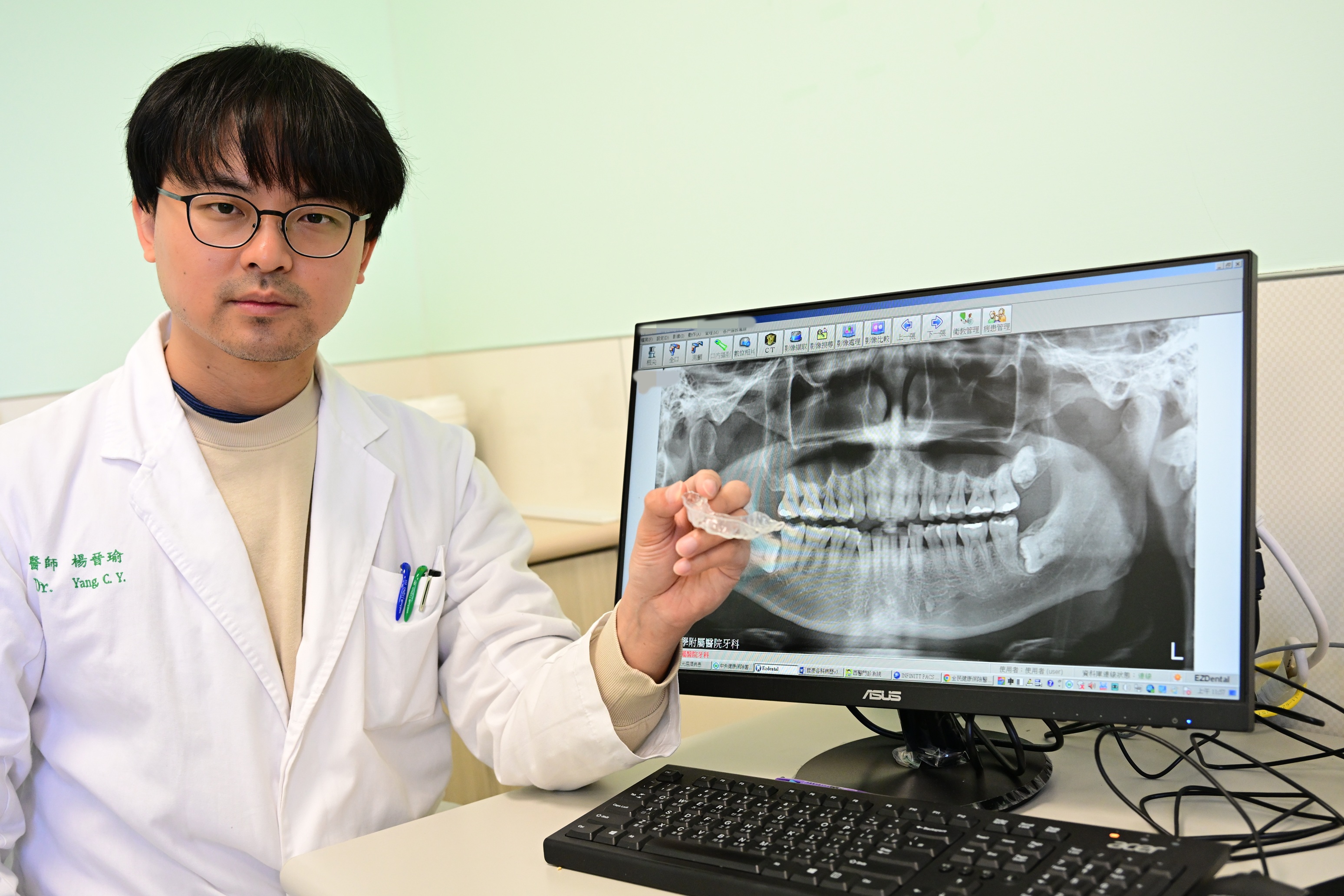 闆娘牙齦萎縮、牙縫變大竟是每晚磨牙惹禍 醫建議戴咬合板護齒