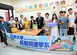 長照也走AI風！ 亞大長照系沉浸式遊樂器材逗笑長輩：頭腦不會孔固力喔！