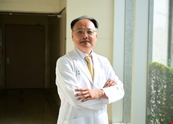 從手術室走向世界 「不只是治療患者病痛 更要讓愛一路相髓」