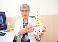 腰痛腳麻以為工作累竟是脊椎結核併膿瘍 內視鏡手術助重返職場