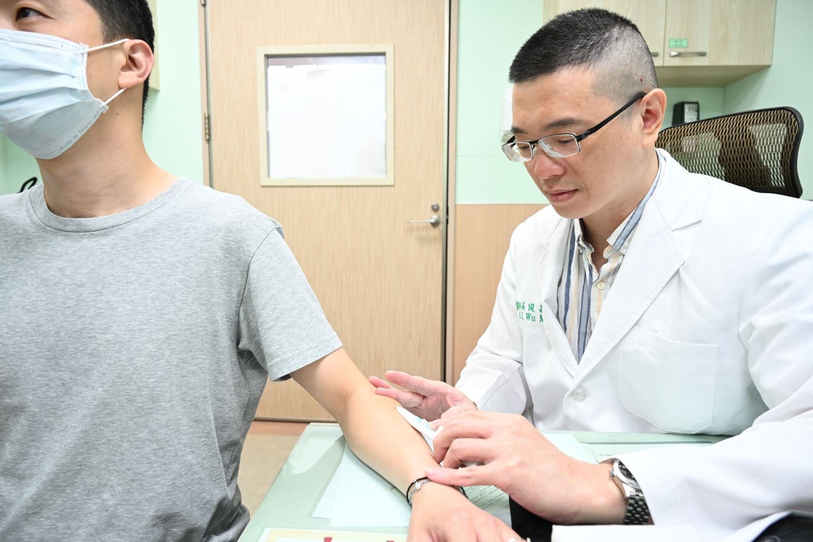 重度3C族練出「烏龜頸」、「富貴包」 浮針療法改善肩頸疼痛效果佳